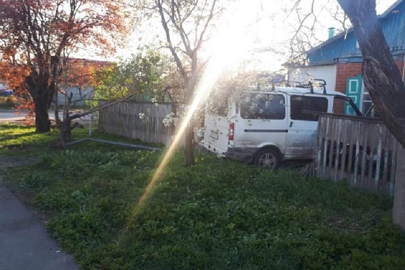 В Краснодарском крае фургон врезался в забор частного дома. Пострадала женщина