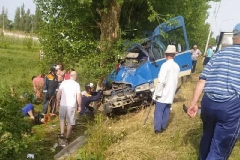 В ДТП с микроавтобусом на Кубани 4 человека погибли, не менее 15 пострадали 
