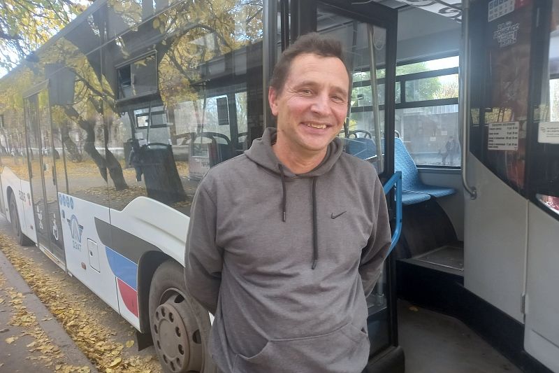 Валерий Тихий уже двадцать лет работает водителем общественного транспорта. Из них десять – во время обстрелов. 