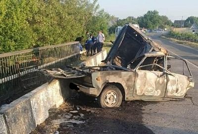 На Кубани по вине пьяного водителя без прав ВАЗ врезался в бетонную опору и загорелся