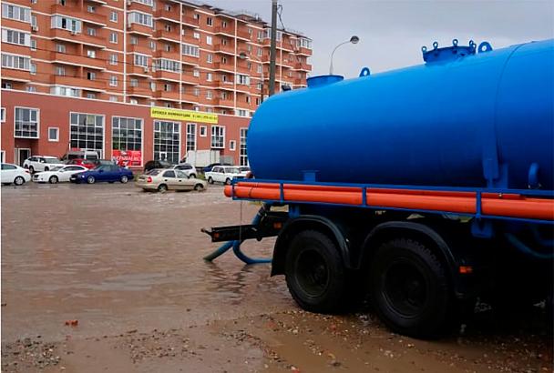 В Краснодаре завершили откачку воды с проезжей части улиц 