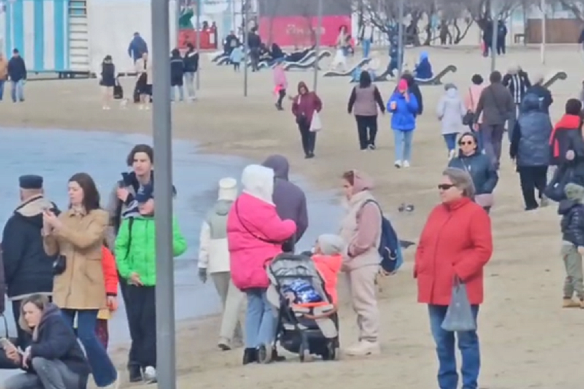 Аншлаг у Черного моря: забитый туристами пляж в Анапе сняли на видео