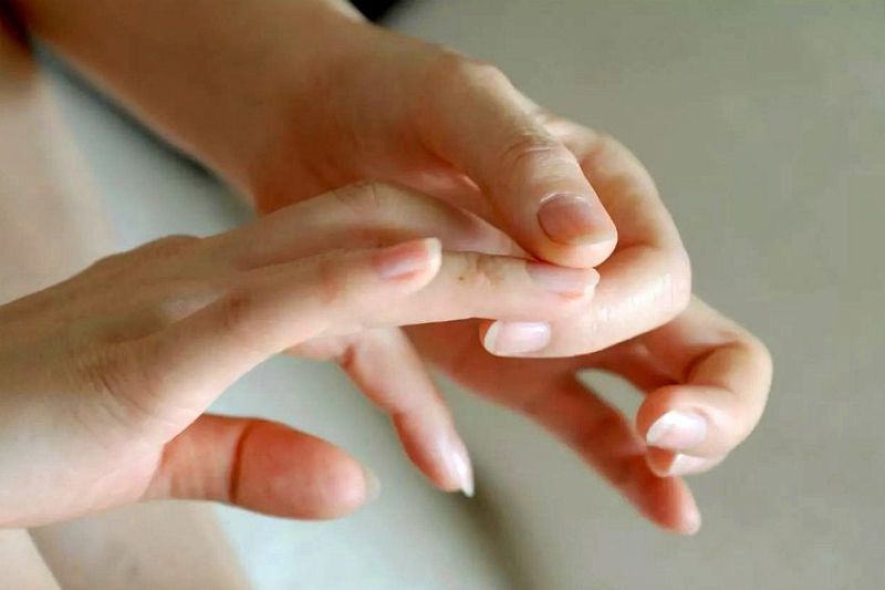 Вот почему вам нужно сделать массаж рук прямо сейчас: 5 точек здоровья на пальцах