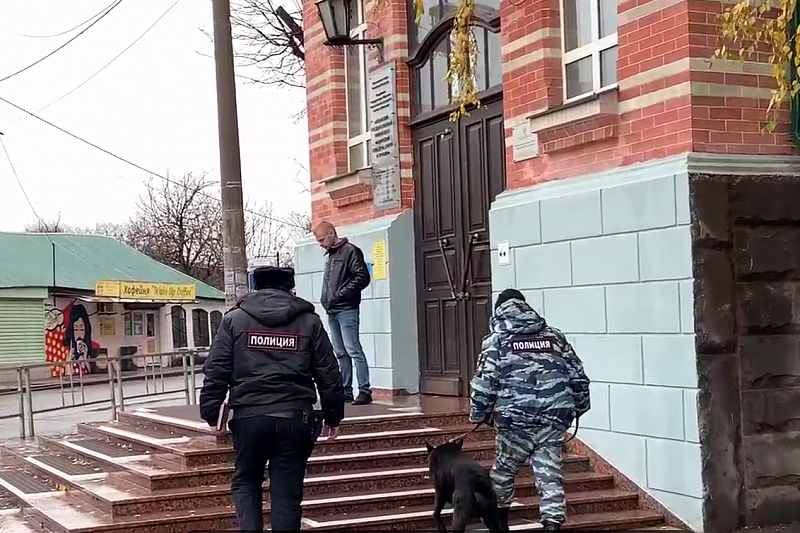В Краснодаре эвакуировали университет физкультуры из-за звонка о взрывчатке. Телефонный террорист задержан
