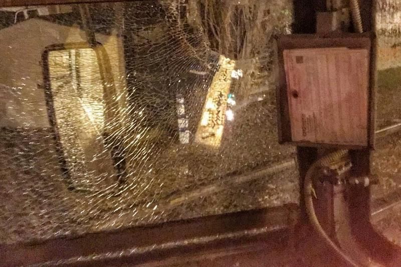 Мэр Краснодара потребовал найти злоумышленника, бросившего камень в трамвай и ранившего водителя