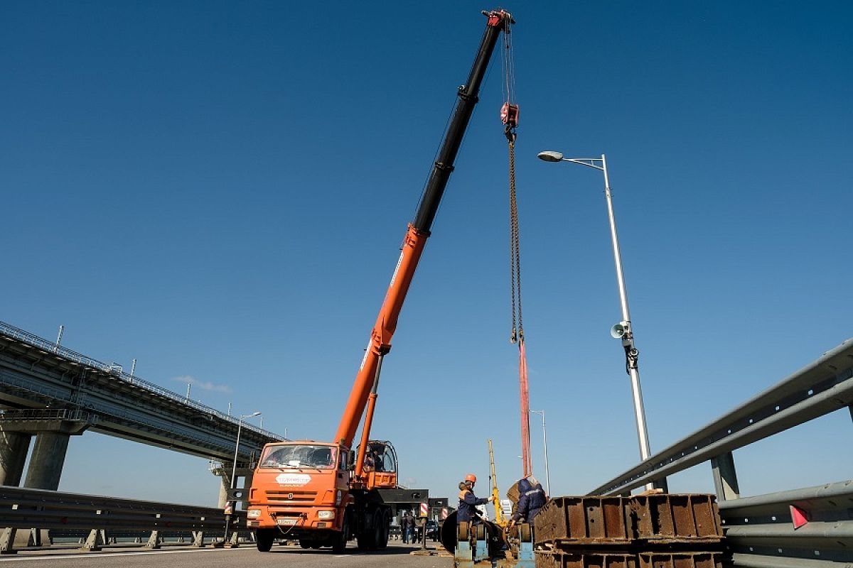 На Крымском мосту начали разбирать поврежденные взрывом пролеты