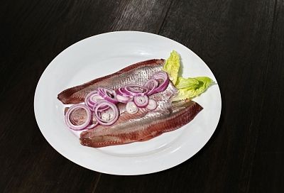 Кладу в рассол любимые специи, заливаю им рыбку и через 24 часа у меня на столе селёдка среднего посола, от которой все гости в восторге! А рецепт  - самый простой