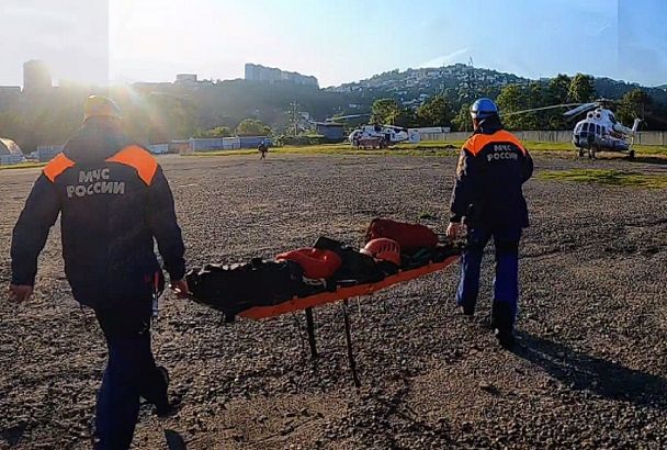 Сочинские спасатели эвакуировали на вертолете трех туристов со склона горы Малый Тхач