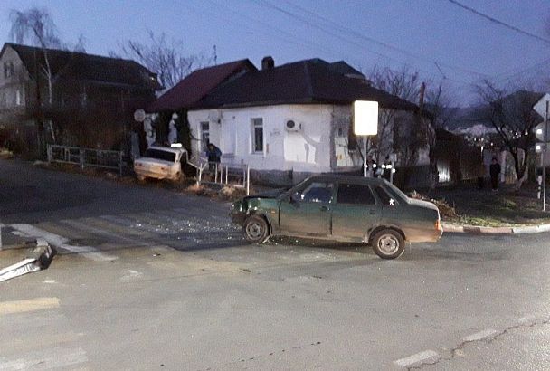 В Новороссийске при столкновении двух ВАЗов пострадали три человека, в том числе младенец