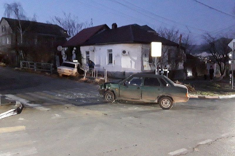 В Новороссийске при столкновении двух ВАЗов пострадали три человека, в том числе младенец