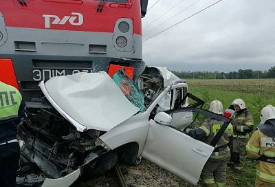 Момент наезда пассажирского поезда на автомобиль под Анапой попал на видео