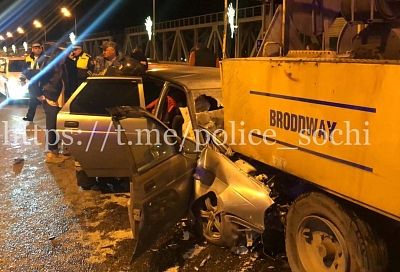 «Лада Приора» врезалась в КамАЗ в Сочи. Водитель погиб, пассажир пострадал