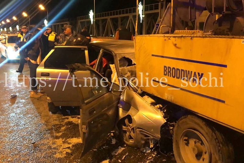 «Лада Приора» врезалась в КамАЗ в Сочи. Водитель погиб, пассажир пострадал