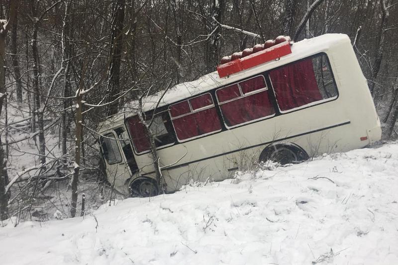 В Краснодарском крае во время снегопада иномарка столкнулась с автобусом. В больницу доставлены 6 человек