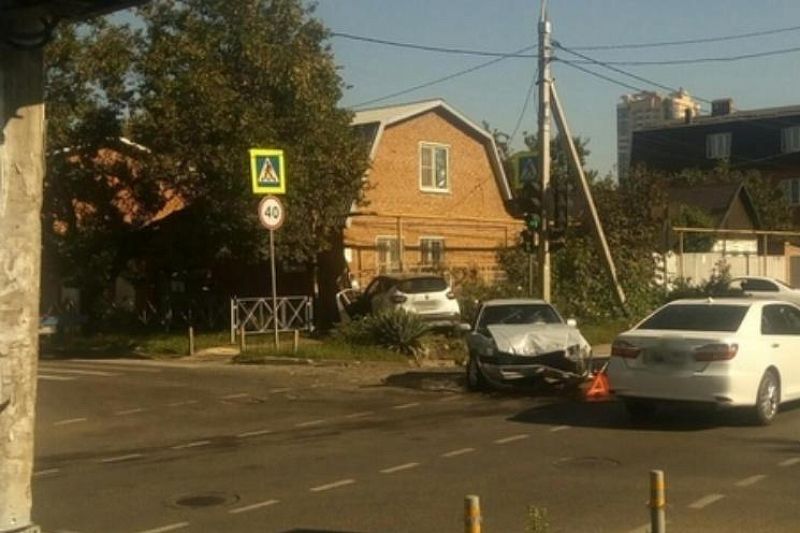 В центре Краснодара женщина на иномарке врезалась в забор частного дома