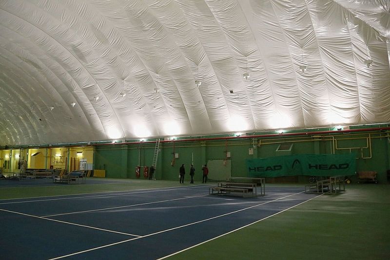 Поврежденный снегом надувной купол спортивного комплекса «Екатеринодар» в Краснодаре восстановили