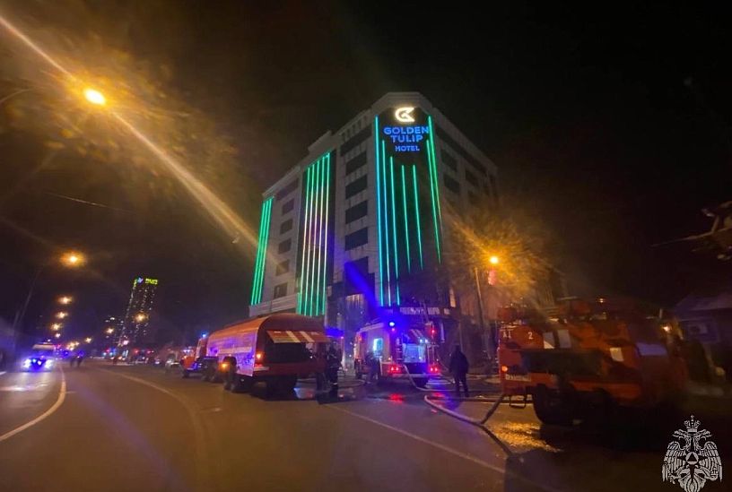В центре Краснодара потушили пожар в здании с отелем и рестораном
