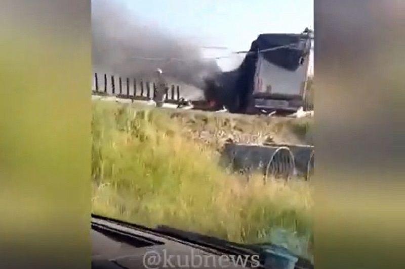 В жесткой аварии под Краснодаром после столкновения загорелись две фуры