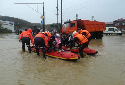 В затопленном Хадыженске спасатели снимают людей с крыш домов