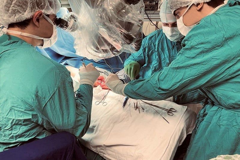 Упал на цветочный горшок: врачи Краснодара спасли руку 7-летнего мальчика, получившего тяжелую травму