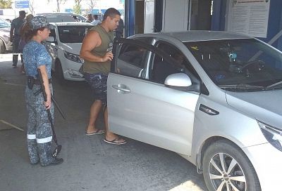Житель Анапы задержан за незаконный провоз в машине пистолета и патронов