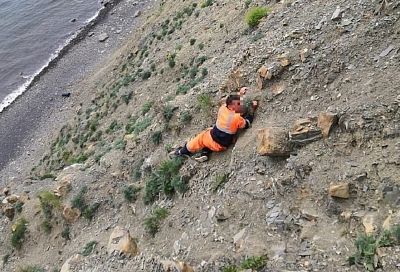 Спасатели помогли мужчине, застрявшему на склоне горы под Анапой