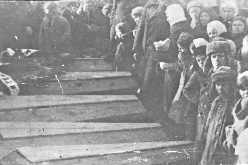Это архивное фото запечатлело момент перезахоронения жертв оккупантов в 1943-м году.