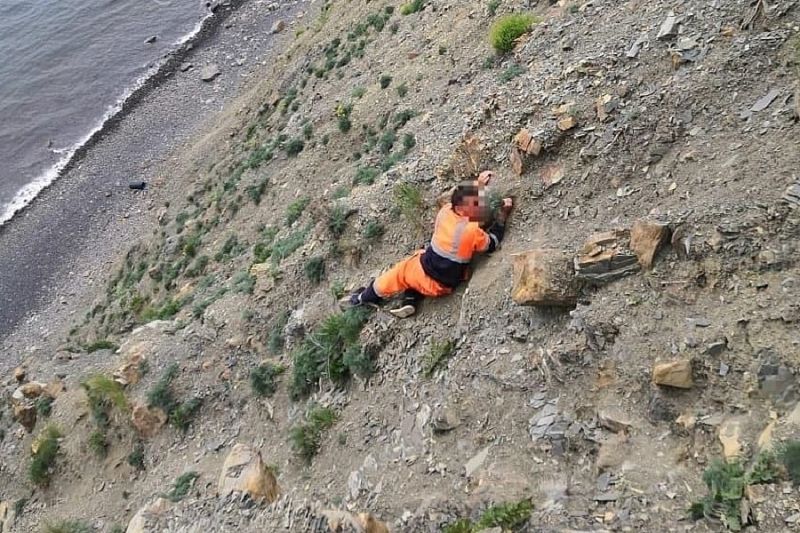 Спасатели помогли мужчине, застрявшему на склоне горы под Анапой