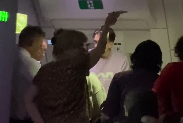 Студенты-медики спасли пассажира на борту летевшего из Сочи во Владивосток самолета
