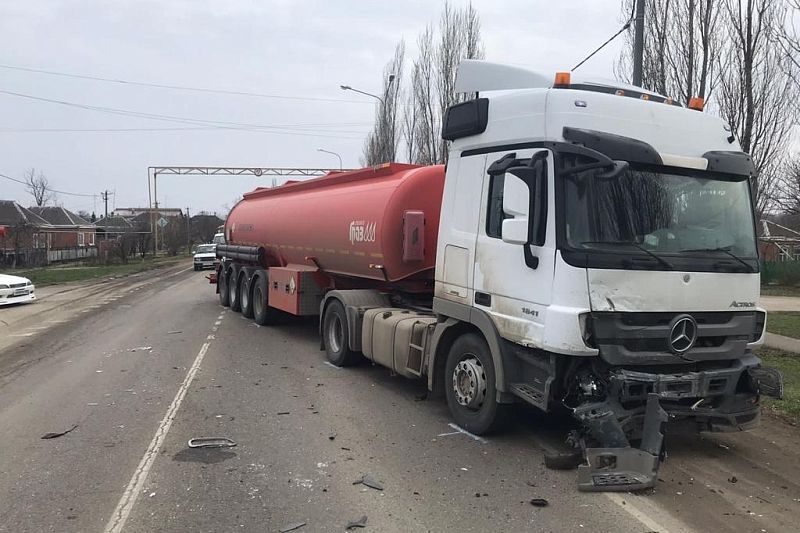 На Кубани водитель и пассажир Kia погибли после столкновения с грузовиком