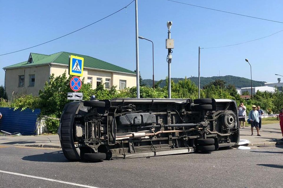 Момент столкновения двух автобусов с туристами в Сочи попал на видео