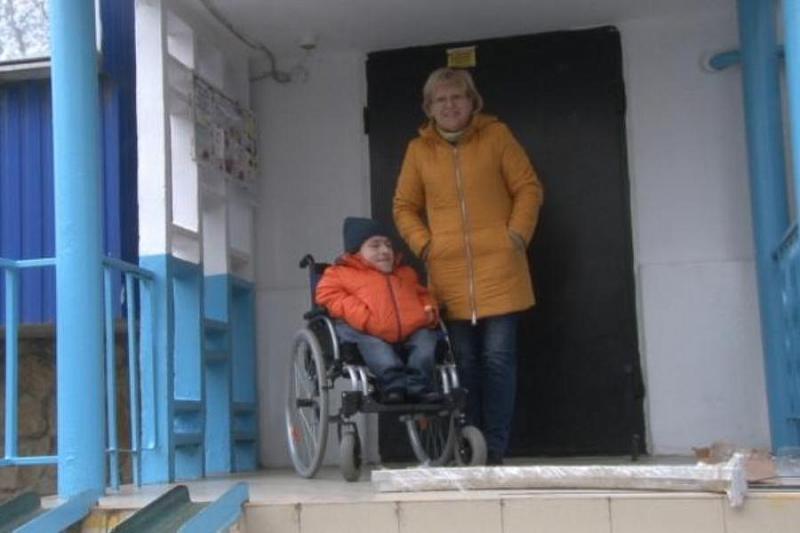 Жизнь «стеклянного человека»: для инвалида-колясочника из Анапы у подъезда установили пандус