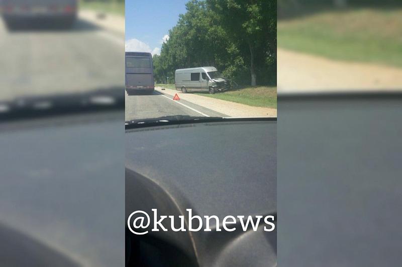 В Краснодарском крае в жестком ДТП пострадал мужчина (видео)