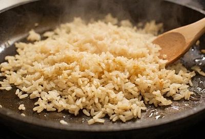 Рис на сковороде рассыпчатый: обжарили с луком — получился как в плове, ароматный, зерно к зерну