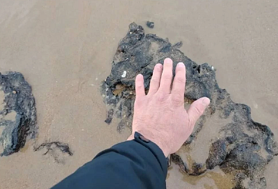 Море обнажило старые выбросы мазута на побережье Анапы 