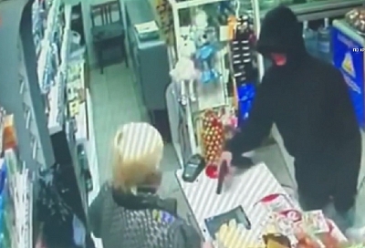 В Краснодарском крае вооруженный молодой человек устроил разбойное нападение на магазин