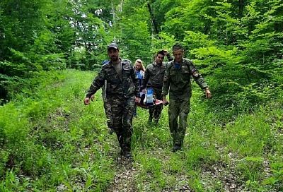 Женщину с переломом ноги эвакуировали спасатели и фельдшер из леса под Горячим Ключом 