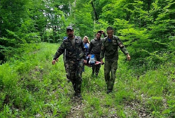 Женщину с переломом ноги эвакуировали спасатели и фельдшер из леса под Горячим Ключом 