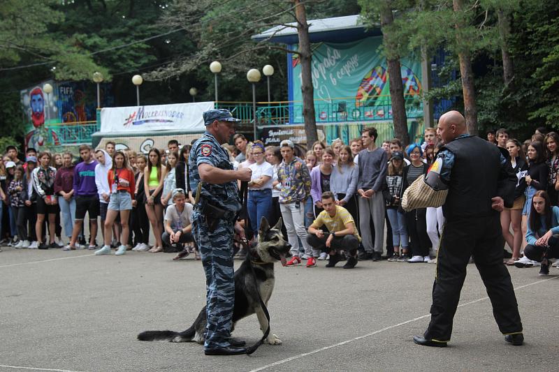 Краснодарские полицейские и общественники посетили молодежный лагерь «Дубрава» 