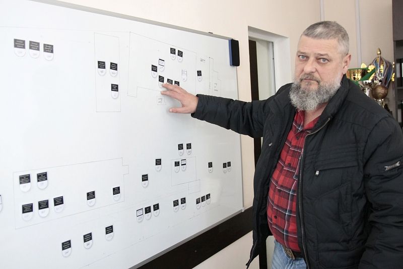 Директор Юрий Богусловский показывает схему складских помещений, такая визуализация помогает экономить массу времени.