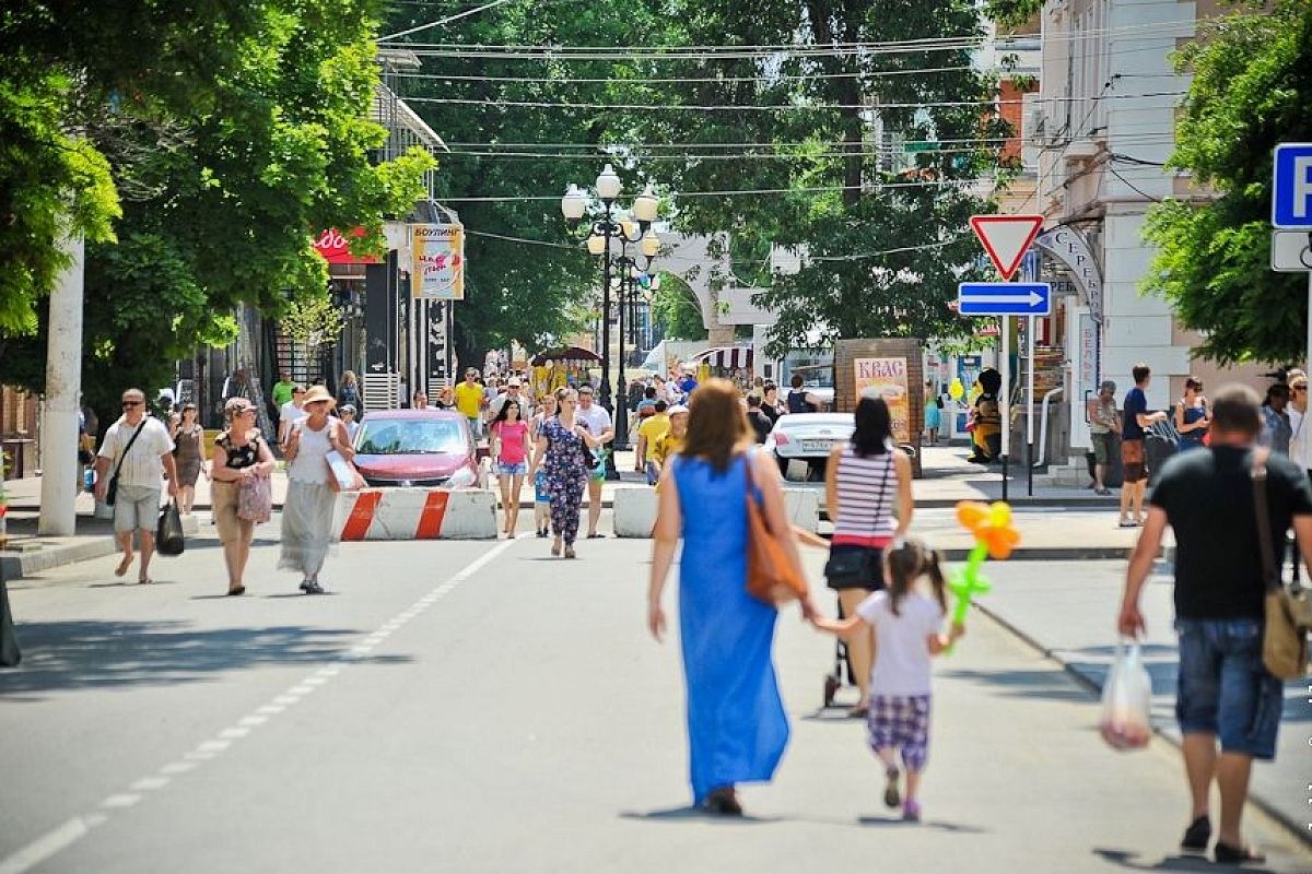 День города Ейск 2019: флешмоб на батутах, фейерверк и концерт Стаса Костюшкина