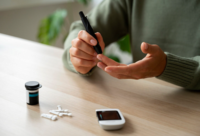 Ни уколов, ни полосок: в Новосибирске создали глюкометр, который крепится на спину и измеряет сахар по поту