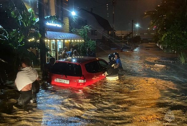 Машины ушли под воду, дома затопило: что происходит в Сочи и Сириусе после мощного ливня