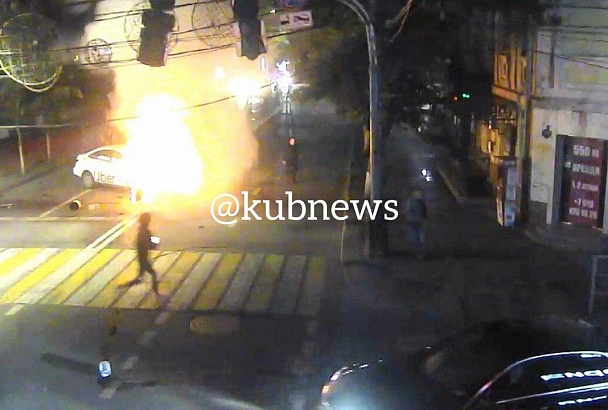 В центре Краснодара после ДТП одна иномарка врезалась в столб, а другая - загорелась