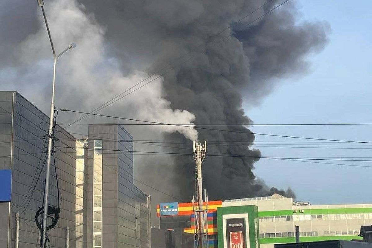 Крупный пожар произошел в торговом центре Владикавказа, один человек погиб. Что известно