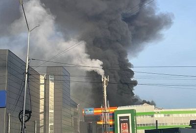 Крупный пожар произошел в торговом центре Владикавказа, один человек погиб. Что известно