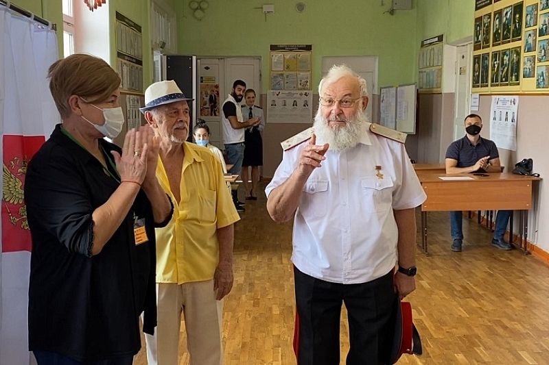 Казачий генерал Владимир Громов проголосовал на выборах ЗСК в Краснодаре