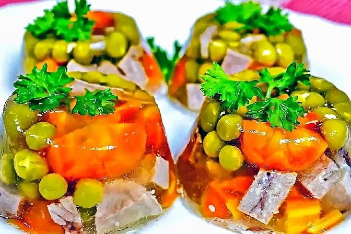 Готовим заливное не целиком, а порционно. Это удобно для подачи гостям и употребления