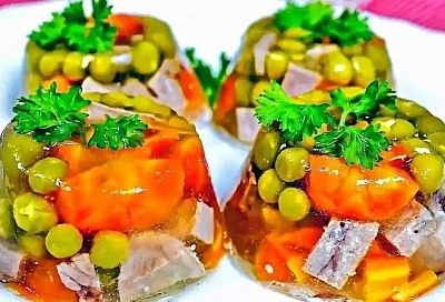 Готовим заливное не целиком, а порционно. Это удобно для подачи гостям и употребления