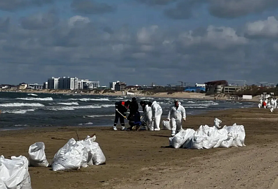 На центральном пляже Анапы завершают работы по очистке после выброса нефтепродуктов